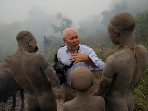 Steve McCurry che parla con un uomo della tribù Surma, Omo Valley, Ethiopia, 2012