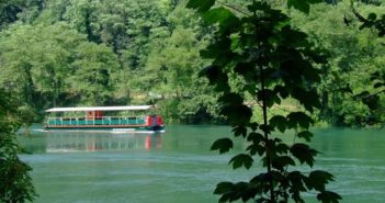 ARCHIVIO – “I luoghi dell’Adda” sull’Addarella: un viaggio nella Boutique del Mistero di Buzzati, cullati dal fiume e dall’arpa celtica