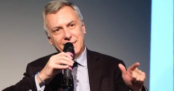 ARCHIVIO – Spazio Teatro Invito di Lecco: il giornalista Gianni Barbacetto presenta il suo libro su Piazza Fontana. A seguire va in scena lo spettacolo “Stelle di Maggio”