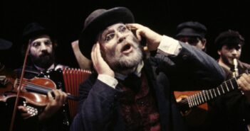 ARCHIVIO – Stagione teatrale di Lecco:la cultura Yiddish cantata da Moni Ovadia. Va in scena il suo “Oylem Goylem”