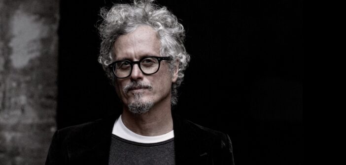RADIO FLÂNEUR – “Meno per meno” di Niccolò Fabi. Quando essenzialità e poesia vanno a braccetto con un’orchestra sinfonica